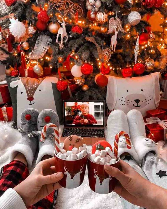 Christmas Aesthetic Photos to Put You in the Holiday Spirit; everything Christmas photos, cozy winter holiday and Christmas decorating ideas!