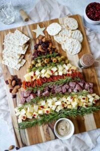 Christmas Cheese Board Ideas; here are some delicious christmas charcuterie board ideas you can try this holiday season!