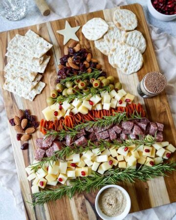 Christmas Cheese Board Ideas; here are some delicious christmas charcuterie board ideas you can try this holiday season!
