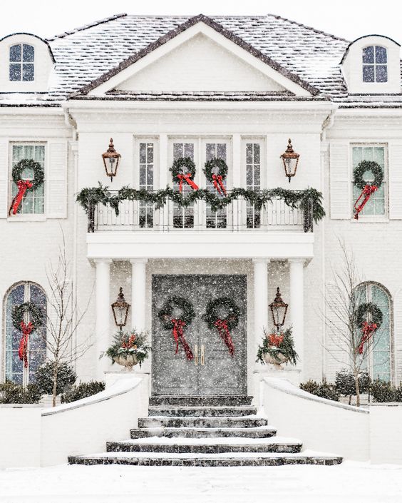 10 Common Christmas Decorating Mistakes to Avoid; here is your ultimate Christmas decor list to make sure you have the perfect set up this year!