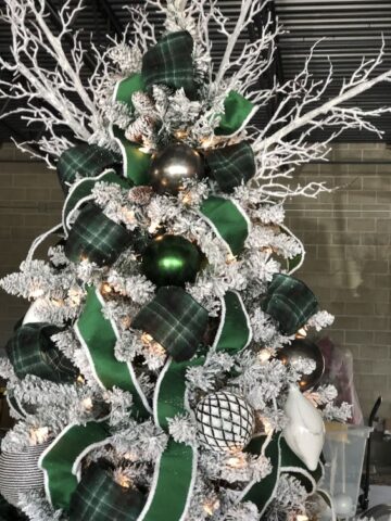20 Beautiful Emerald Green Christmas Decorations - Nikki's Plate