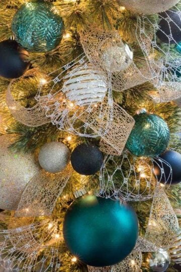 20 Beautiful Emerald Green Christmas Decorations - Nikki's Plate