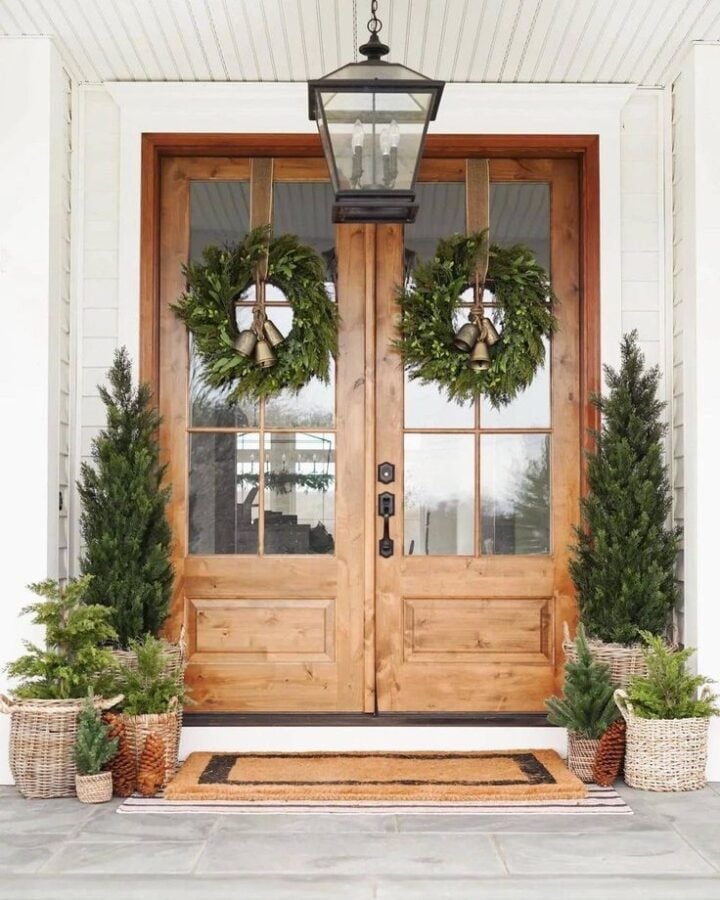 Farmhouse Christmas Front Porch Ideas: Cozy Holiday Displays for Rustic ...