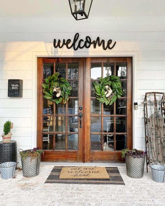 Farmhouse Christmas Front Porch Decor Ideas; rustic and charming holiday front porch decor ideas and all the tips to decorate your front porch this Christmas season!