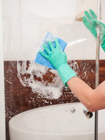10 Tips on How to Clean Your Home Faster: quick and efficient cleaning ideas and tips. Spring cleaning advice and cleaning checklist