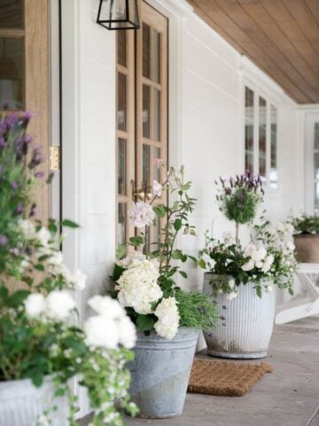 10 Beautiful front porch ideas will give you inspiration for your own porch. Take your front porch from ordinary to extraordinary with these quick and easy tips.