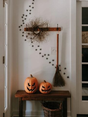 Spooktacular Halloween Decor Ideas: entryway halloween decorations