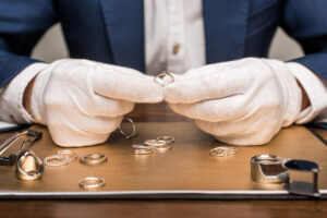 What’s The Difference Between Diamond And Platinum? Diamonds and platinum are the most popular choice of gems and metal for engagement and wedding rings.