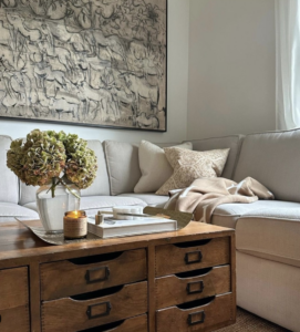 How to decorate a coffee table farmhouse style; If you are looking for coffee table decor ideas but farmhouse style, this post is for you! Here you will find farmhouse coffee table designs for the inspiration you need to style your own rustic coffee table!