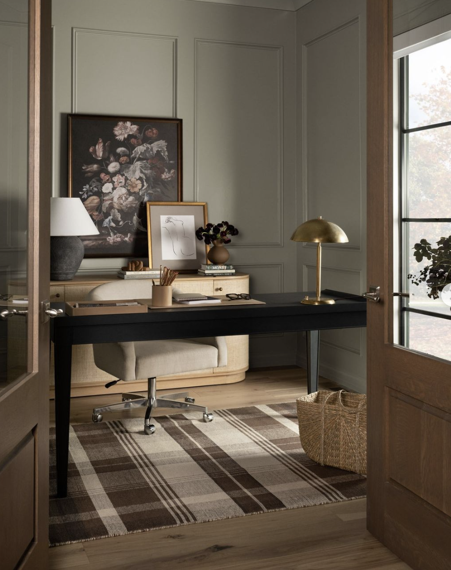 Discover how to design a home office that is functional yet stylish in this blog post. We cover space selection, furniture, ergonomics, organization, lighting, and decor tips for a productive and visually appealing workspace.