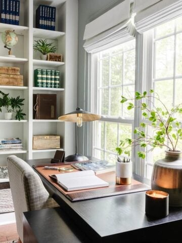 Discover how to design a home office that is functional yet stylish in this blog post. We cover space selection, furniture, ergonomics, organization, lighting, and decor tips for a productive and visually appealing workspace.
