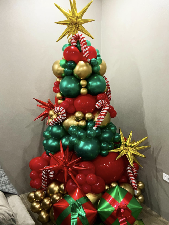 25 FUN BALLOON CHRISTMAS TREE IDEAS