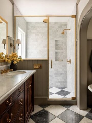 Discover 25 window in shower ideas to brighten your bathroom and transform it into a stunning sanctuary. Get inspired, unleash your creativity, and start your bathroom makeover here!