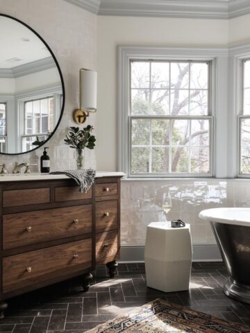 15 Black Tile Bathroom Floor Ideas: Turn your bathroom into a haven of elegance and charm with our collection of 15 stunning black tile floor ideas. Pin this inspo for unique yet stylish options to upgrade your space! 🖤