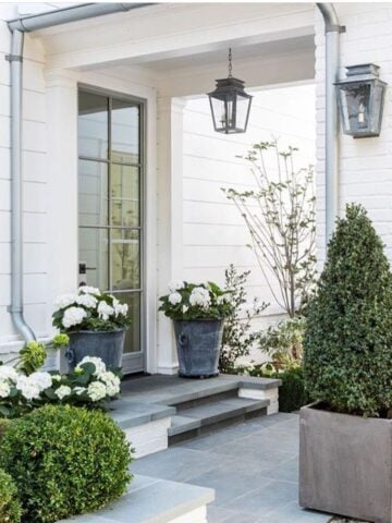 Get ready to transform your front porch into the neighborhood's showpiece! Dive into our laid-back guide full of pro tips to boost your curb appeal with style and charm. No jargon, just good vibes and great front porch decor ideas. 🏡✨