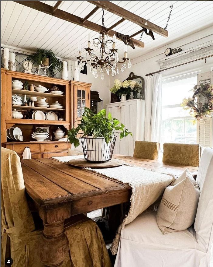 Create a farmhouse-inspired dining room that blends rustic charm with modern elegance. Discover how to use natural materials, neutral tones, and contemporary accents to design a warm, inviting space perfect for everyday meals or special gatherings.