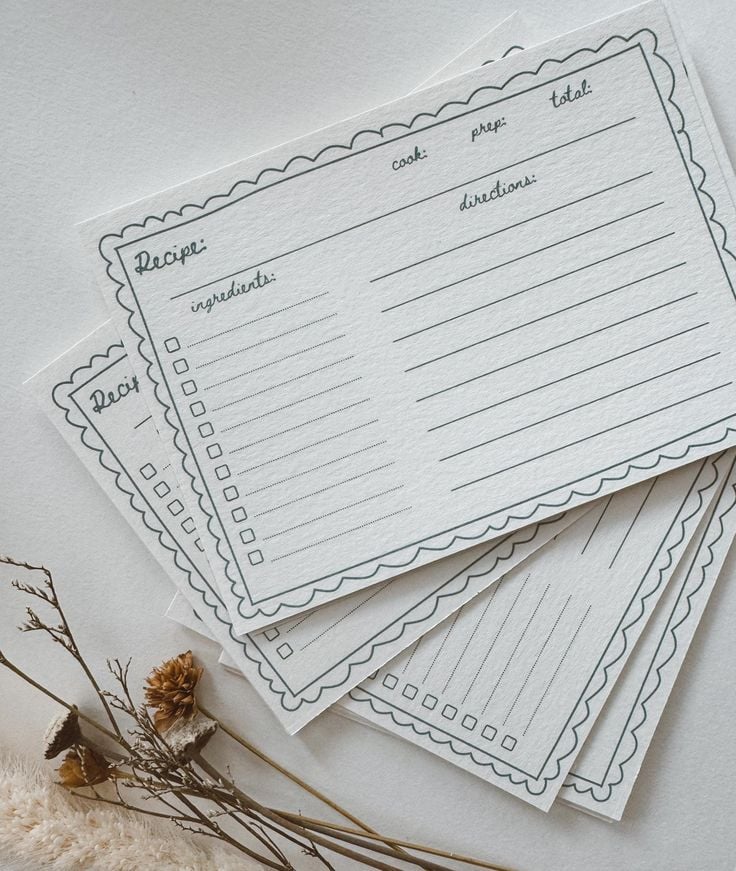 Minimalist printable recipe cards with a vintage border - a simple and practical homemade homemaker gift idea for Christmas.