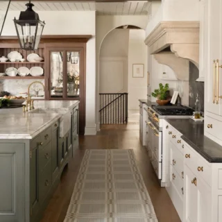 Forever in love with earthy vibes 😍 
Designer: @whittneyparkinson 
•
•
•
•
•
•
•
•
#nikkisplateblog #nikkisplate #prettyhomes #luxuryhouse #luxuryhome #homesofig #interiordesign #houseandhome #decor #houses #homedecor #decorinspo #houseinspo #houseinspiration #interiors #interiordesign #ighome #instahome #designinspo #homeinspo  #moderndesign #designinspiration #ighomes #modernfarmhouse  #interiordesigner #kitchen #kitchendesign #kitchendecor #kitchenremodel